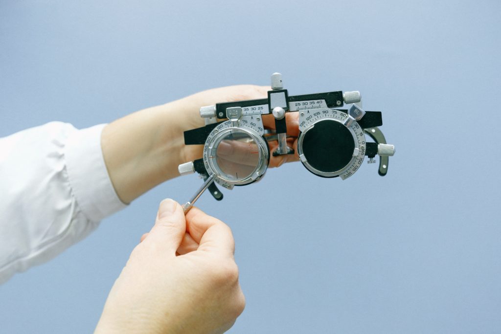 Vision testing device
