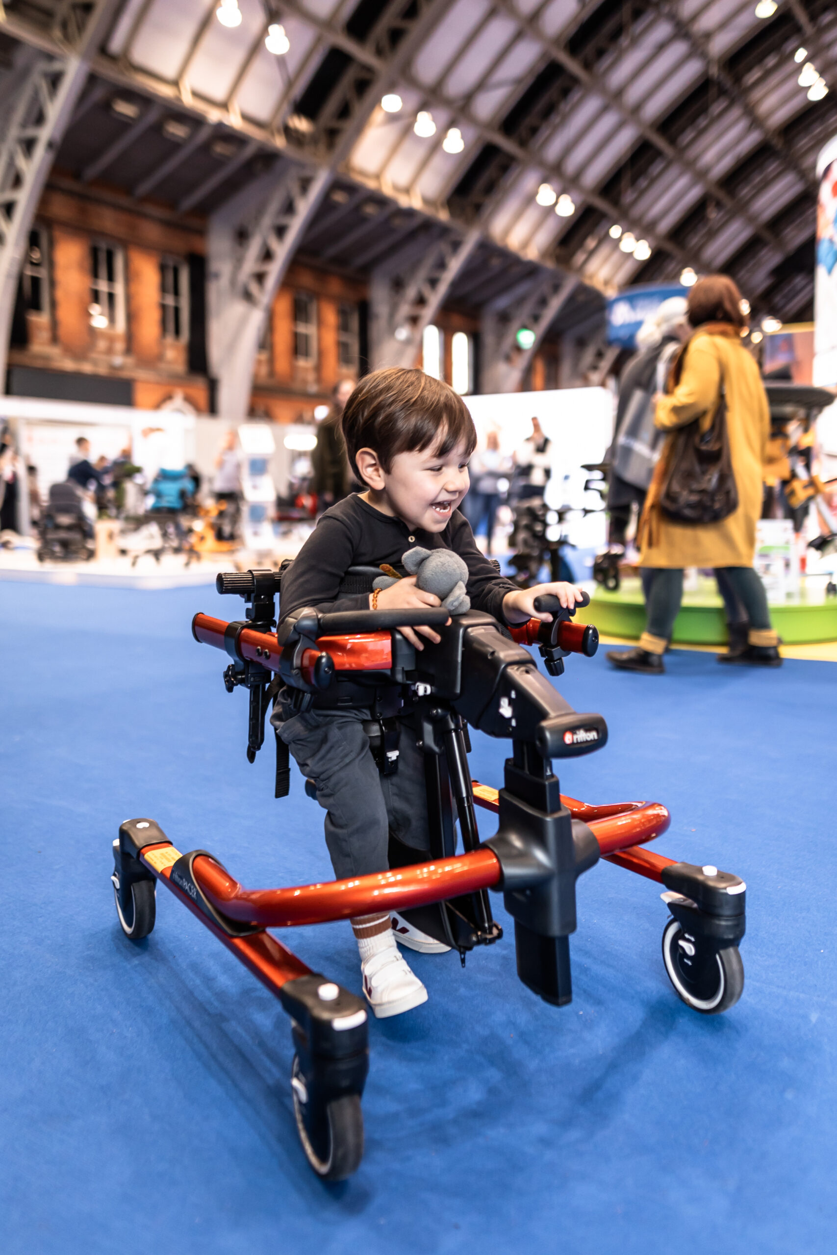 Child moving through an exhibition space in a wheelchair device